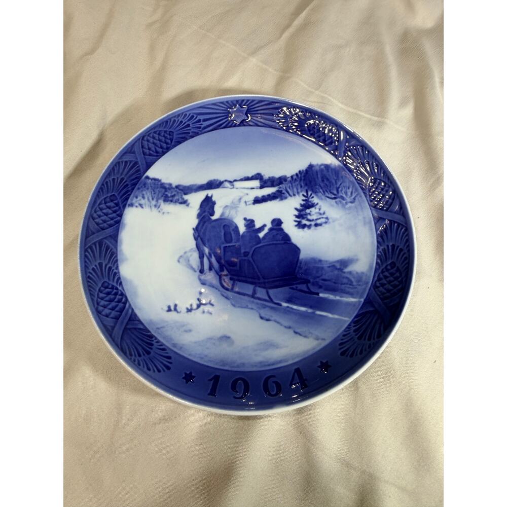 Royal Copenhagen 1964 Christmas Plate Fetching the Christmas Tree Denmark